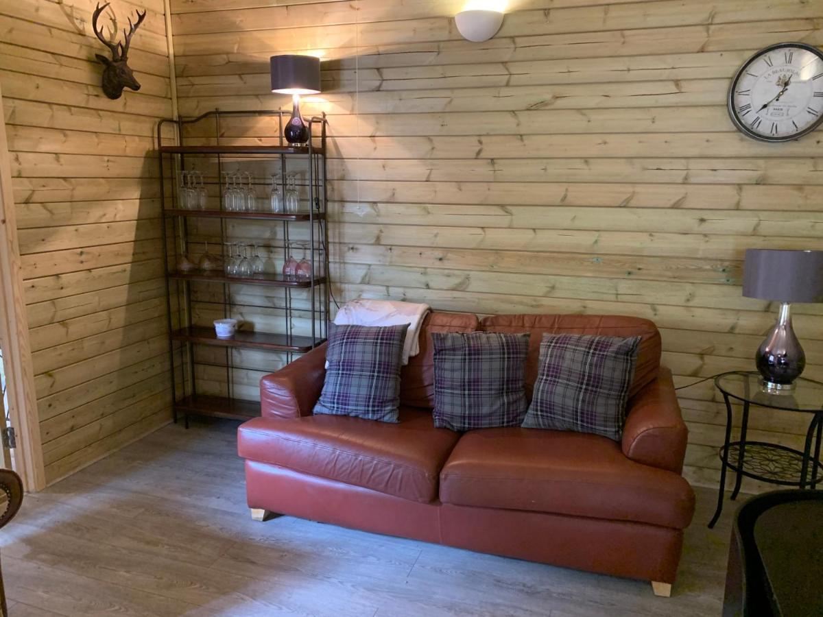 Bedrock Lodge Winterbourne Exterior photo