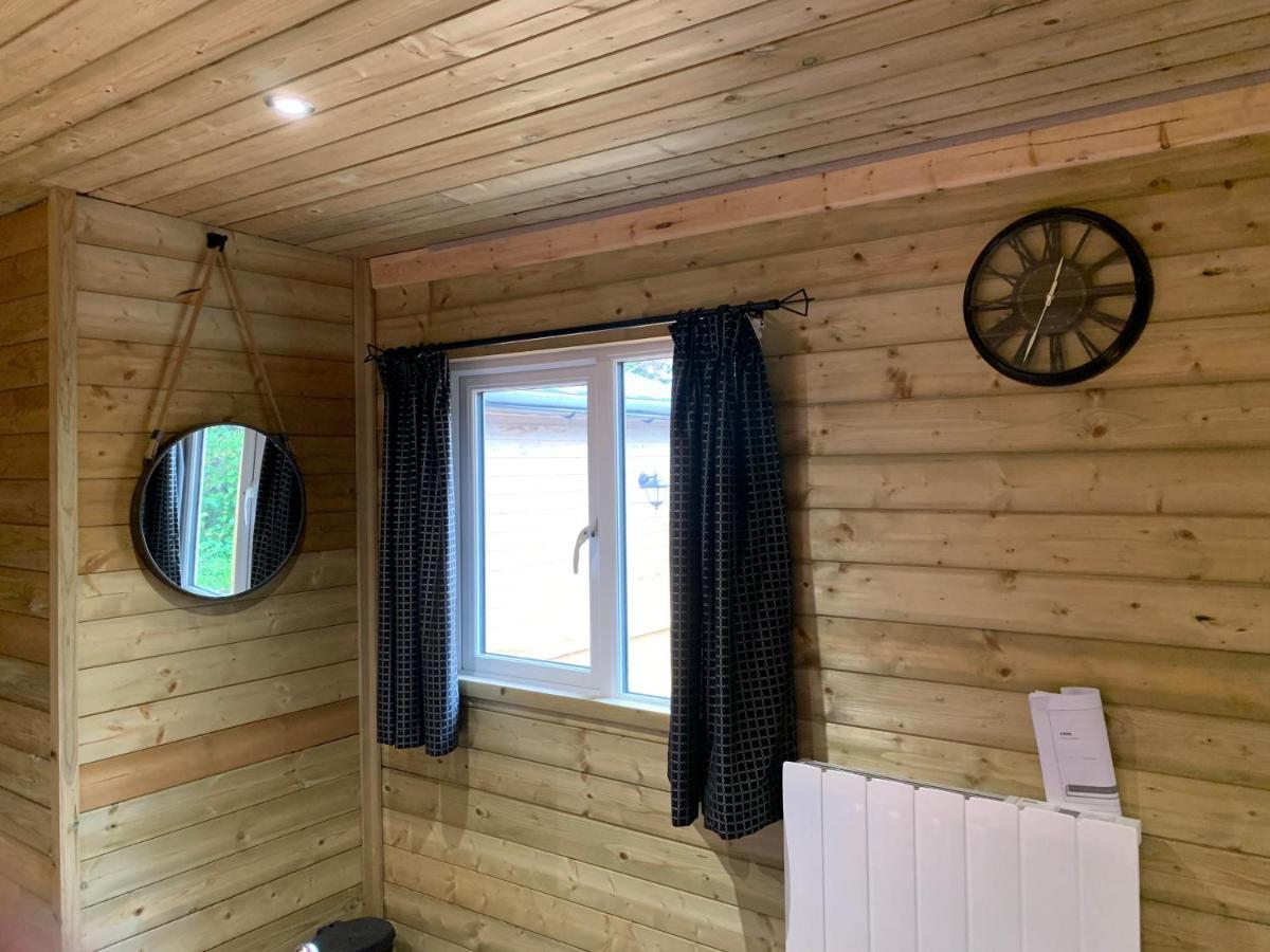 Bedrock Lodge Winterbourne Exterior photo