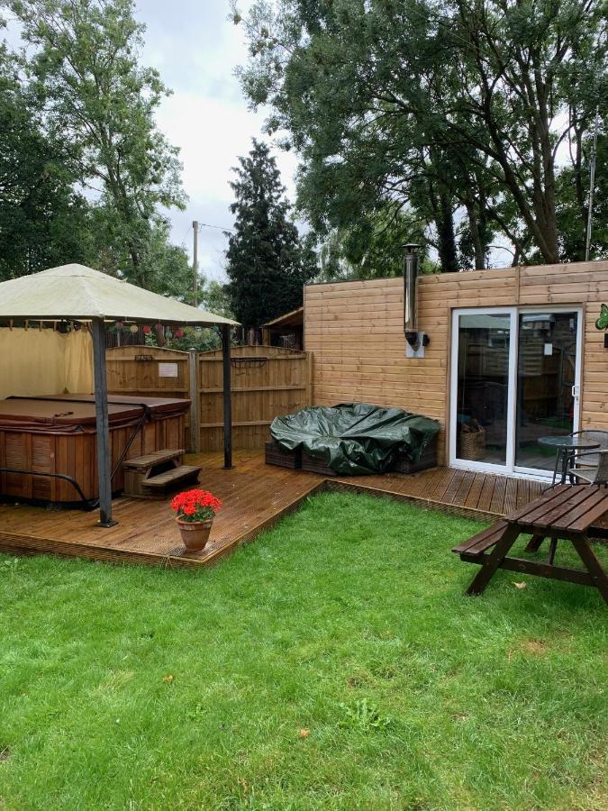 Bedrock Lodge Winterbourne Exterior photo